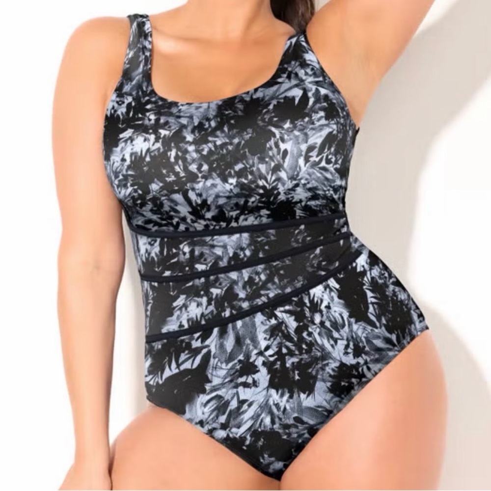 New Swimsuits For All Sporty Labyrinth Chlorine resist One
Piece
Plus size 28 3X